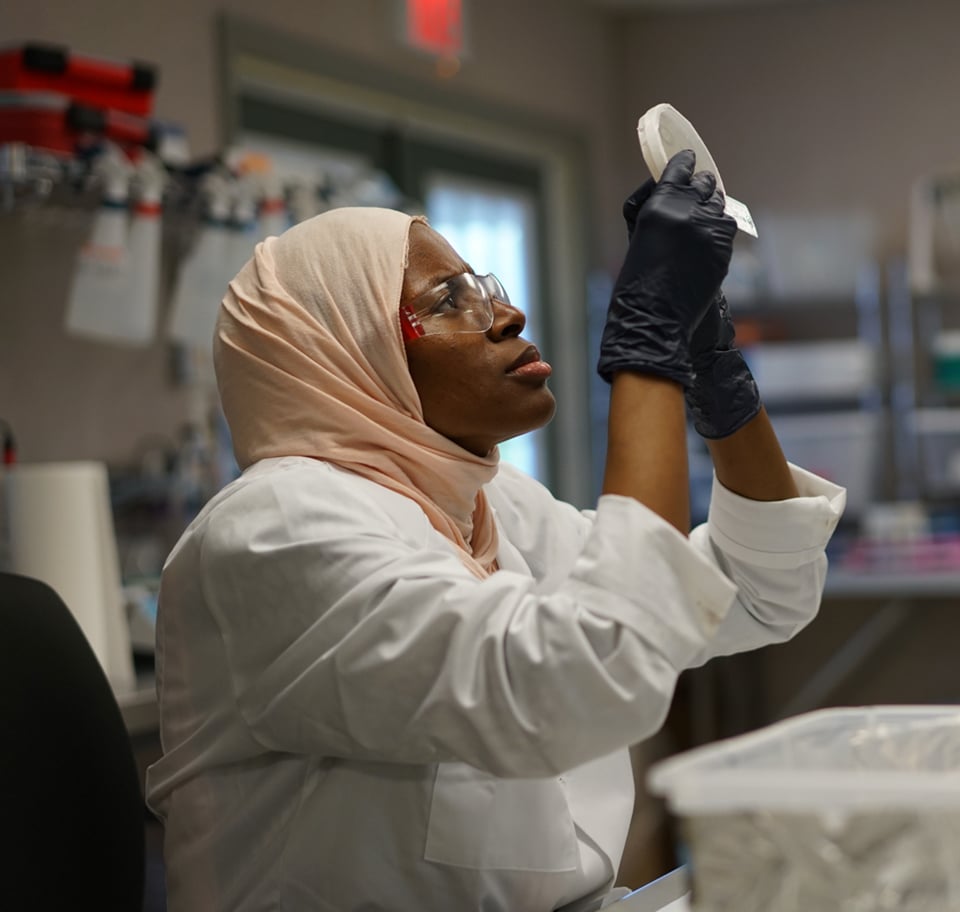 Agricen_Image_scientist_cropped_v1a